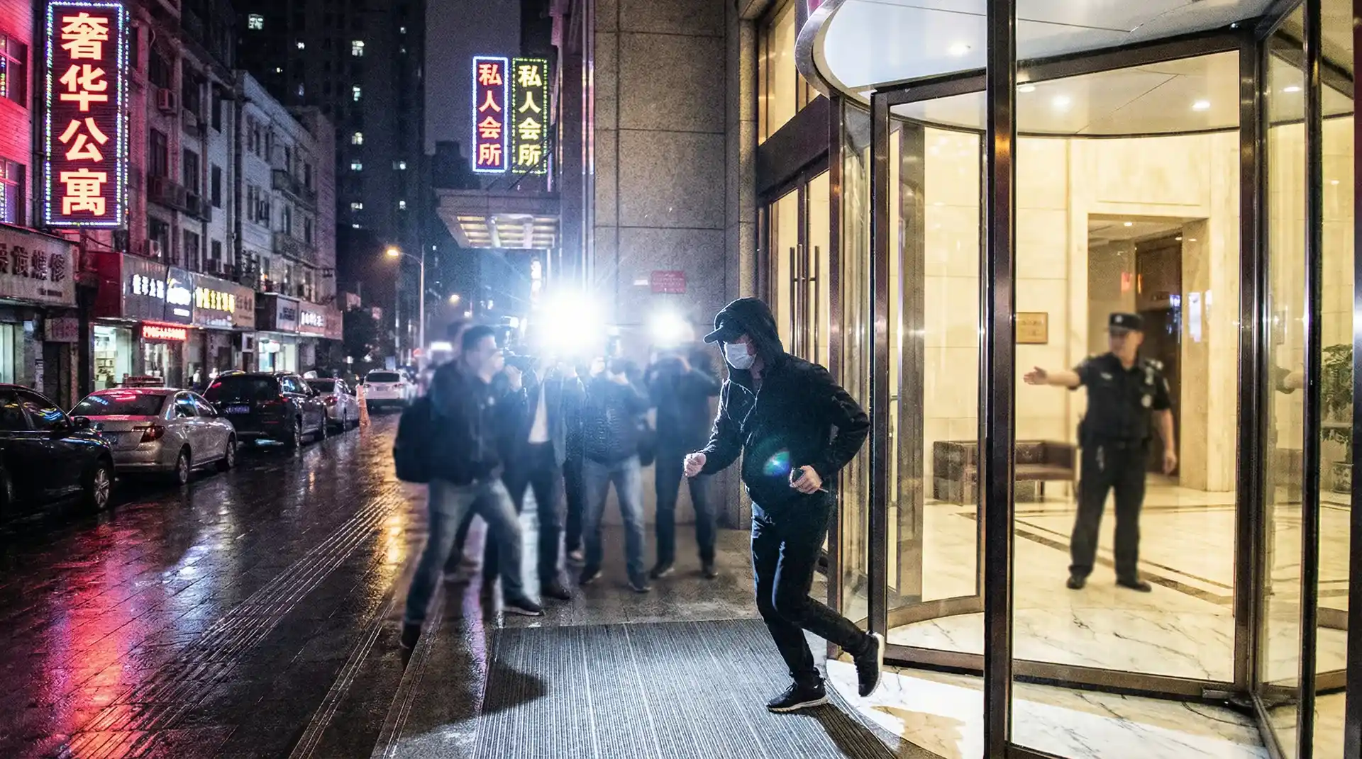 黑料吃瓜 - 明星被记者围堵闪光灯下